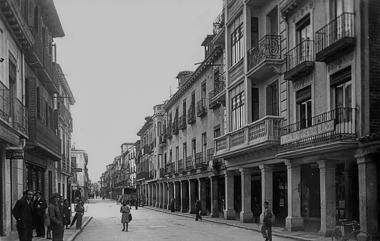 Calle Mayor de Alcalá de Henares años cincuenta