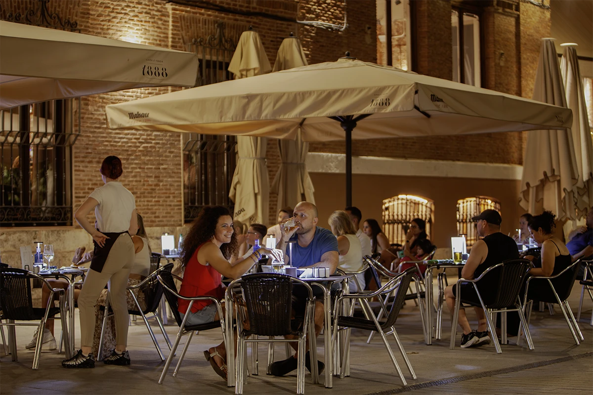 restaurante 1888 con terraza en plaza de cervantes