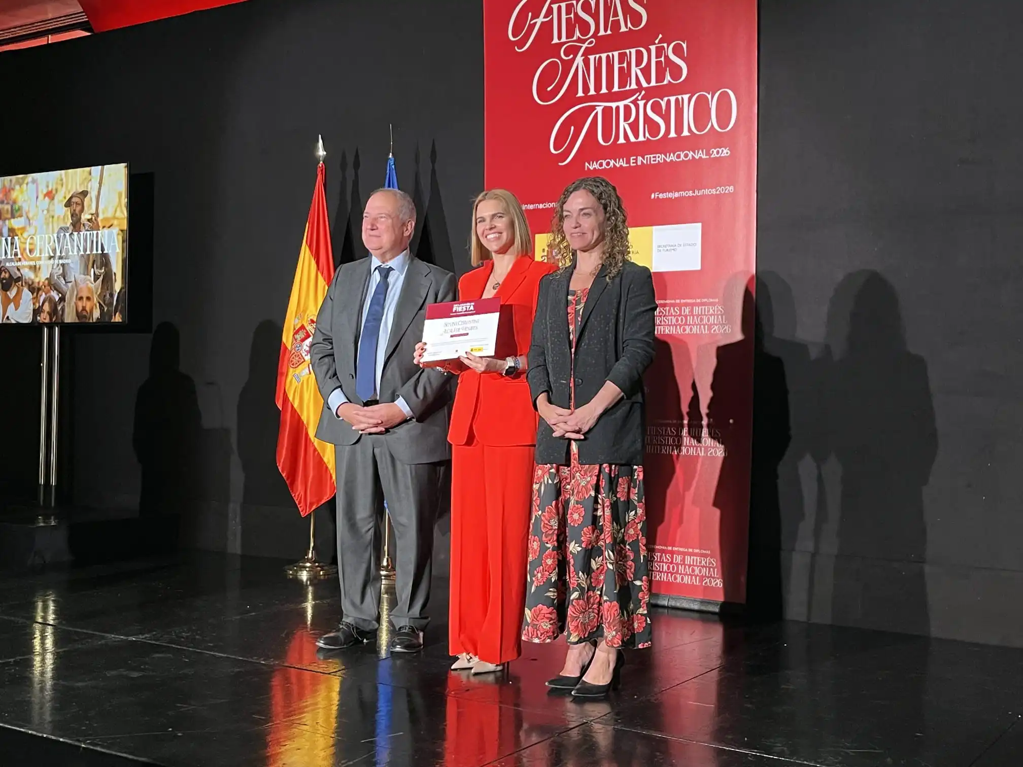 Alcaldesa de Alcalá recibiendo diploma semana cervantina
